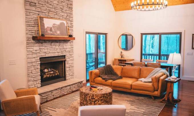 Franklin Cabin | Cozy Mountain Top 3-bedroom cabin in charming Franklin with WiFi, AC