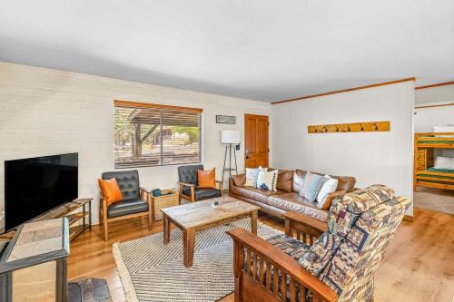 Munds Park House | Cozy Munds Park Cabin with Private Hot Tub