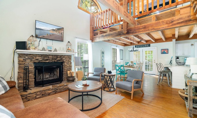 Townsend House | Cozy Newly Renovated Golf Course Smokies Cabin with 4 beds!