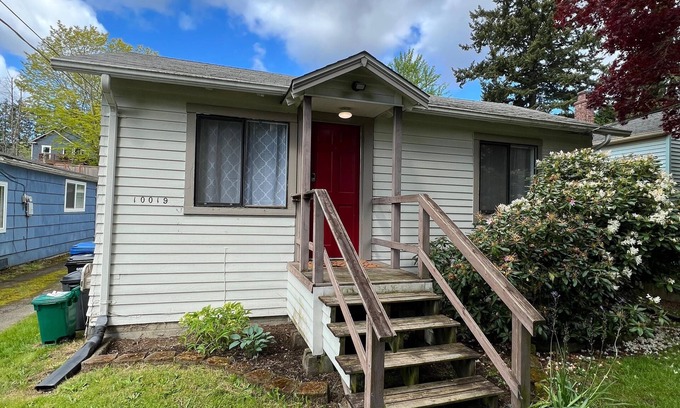 North College Park House | Cozy North Seattle Bungalow Fenced yard, Near I-5 & Light Rail Downtown MTR&LTR