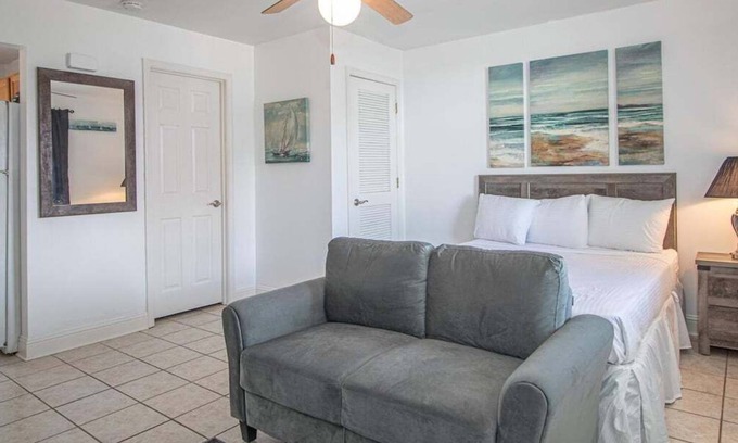 Biloxi Condo | Cozy Oak Shores Studio Unit 25 in Biloxi - Perfect for a Fun Getaway!