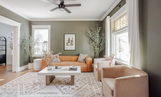 Oakley House | Cozy Oakley 4B with Garage 10 min to Downtown, UC Hospitals