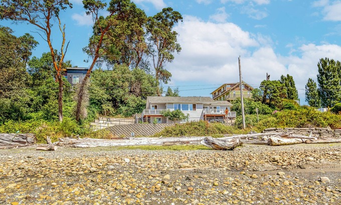Vashon Island House | Cozy oceanfront home with amazing beach views & alfresco deck