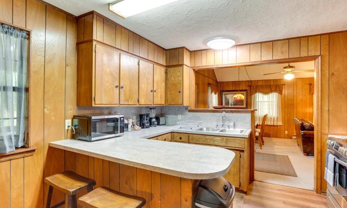 Davis House | Cozy Oklahoma Retreat with Patio, Fire Pit and Grill!