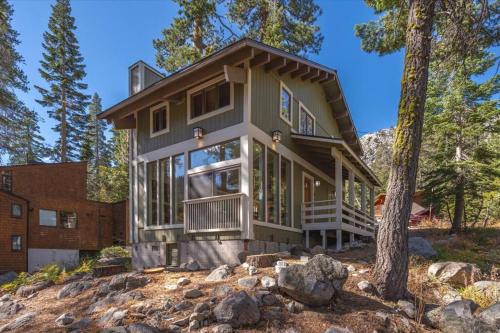 Alpine Meadows House | Cozy Palisades Tahoe Ski Cabin 3BR 3BA Free Shuttle to Lifts Book on Mobile for Promo Price