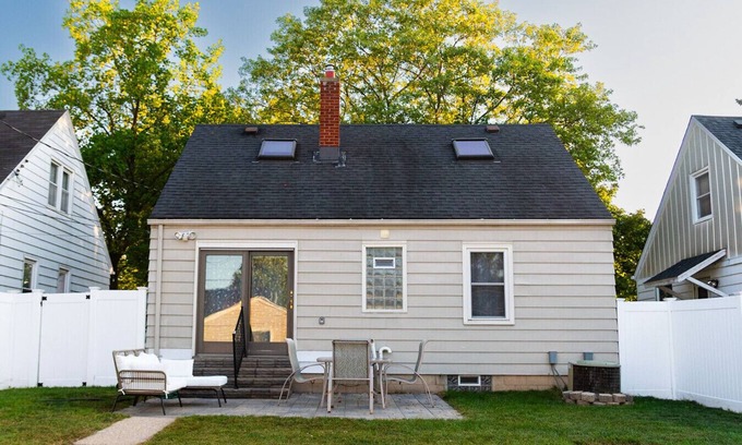 Milwaukee House | Cozy Pet Friendly Home w/Private Yard & King Bed - Near Wauwatosa