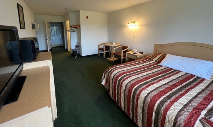 Red Bud Bed & Breakfast | Cozy Petite Single King Suite with Free Breakfast!