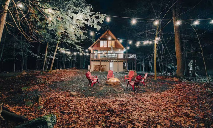 Lake Ariel Cabin | Cozy Poconos Getaway with Firepit, Beach & Lake Access. Minutes to the beach