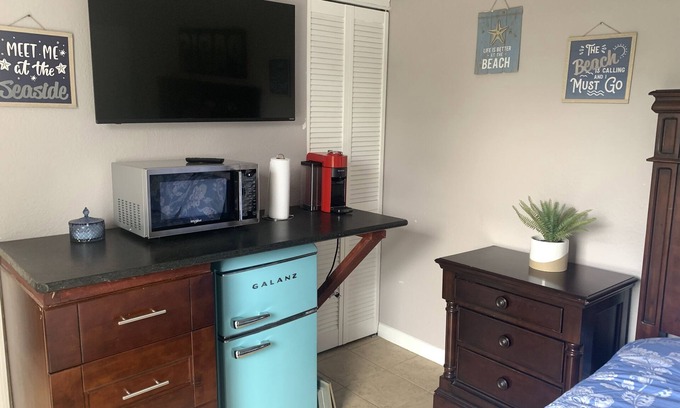 Clearwater House | Cozy Private Room with Private Entrance