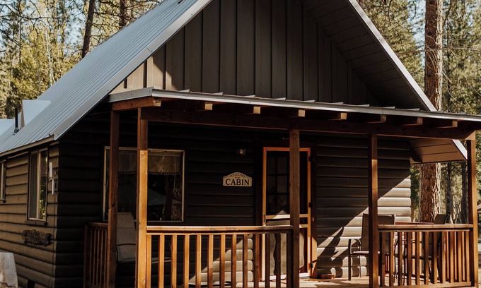 Coffee Creek Resort | Cozy Rainbow Cabin located on Coffee Creek in Trinity Alps