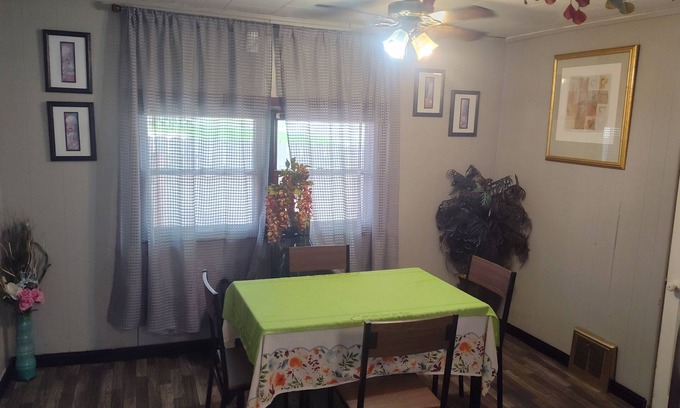 Cedar Rapids House | Cozy Retreat 1-bedroom house in lovely Cedar Rapids with WiFi, AC