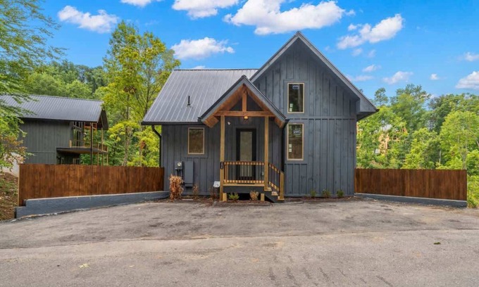 Sevierville Cabin | Cozy Retreat/Hot Tub/Lake Access/Sleeps 8