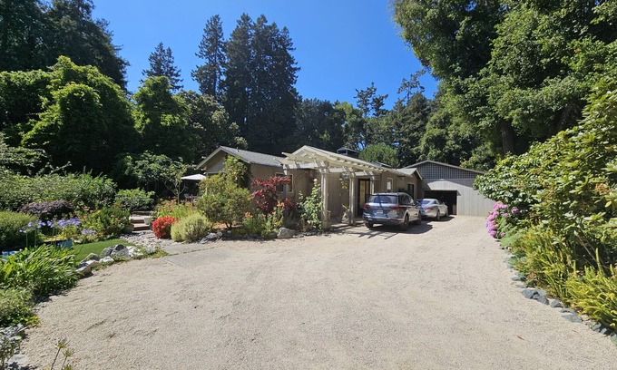 Aptos House | Cozy retreat near woods and sea