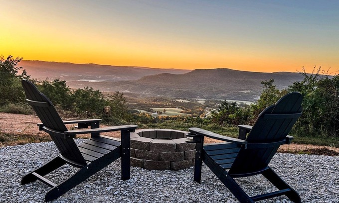 Jasper Cabin | Cozy retreat with picturesque views! Close to restaurants, hiking and river.