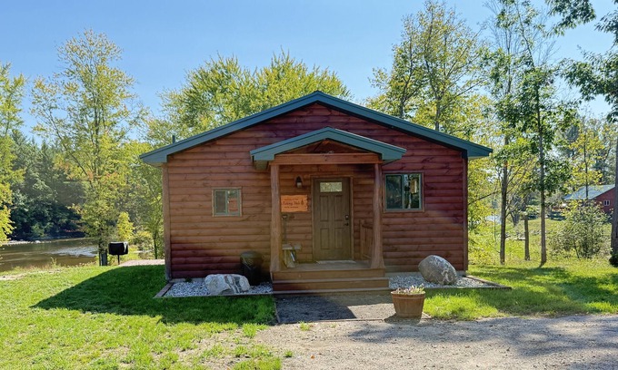 Paris Cabin | Cozy Riverfront Cabin