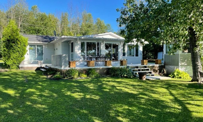 Merrickville-Wolford Cottage | Cozy Riverfront Cottage by Rideau River