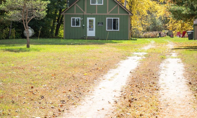 Paris Cottage | Cozy Riverfront Cottage