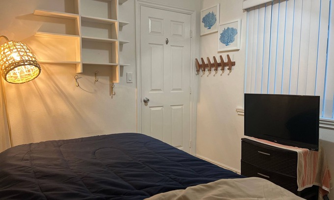Yorktown House | Cozy Room In a Bungalow with WiFi, Blocks From Downtown Huntington Beach