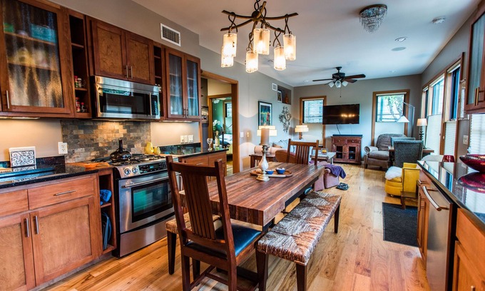 South Congress Cottage | Cozy Rustic SoCo Cottage "Excellent Amenities & Location 5 Star" AskAbout3+Month