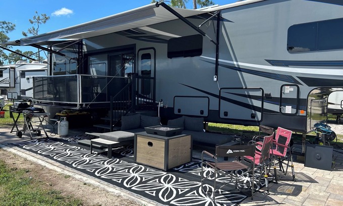 San Carlos Park House | Cozy RV in a quiet Resort