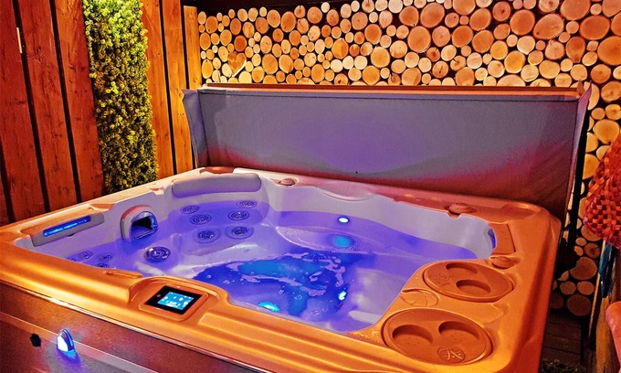 Grainet House | Cozy Sacherl, private whirlpool, sauna and fireplace. Fenced garden.