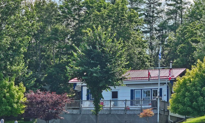 Heckmans Island Cabin | Cozy Sea Front Cottage