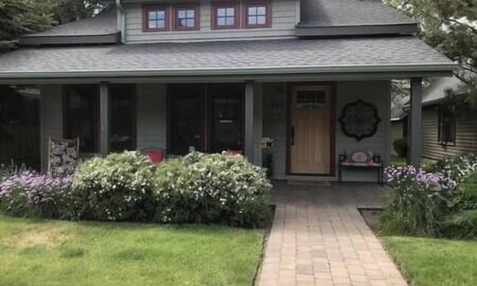 Sisters House | Cozy Sisters Cottage | Pool Walk to Town Dogs