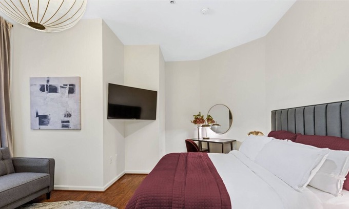 Downtown Baltimore Hotel | Cozy & Sleek King Studio in Historic Mt. Vernon