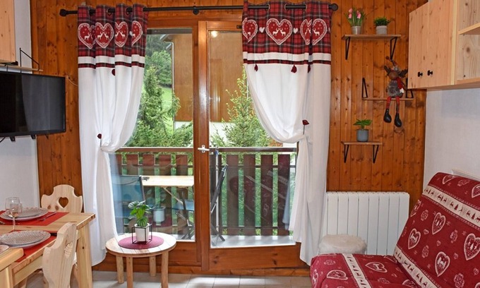 Station de Drouzin le Mont Apartment | Cozy Studio Near Slopes & Shops with West-Facing Balcony