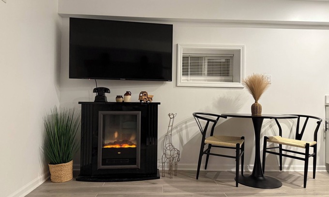 Edgewater Apartment | Cozy studio in Andersonville Chicago