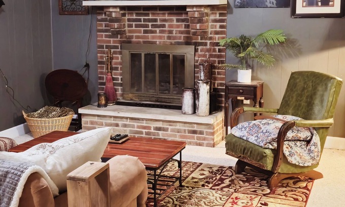 Richmond Apartment | Cozy studio in Richmond, close to the interstate.Includes WiFi, fireplace