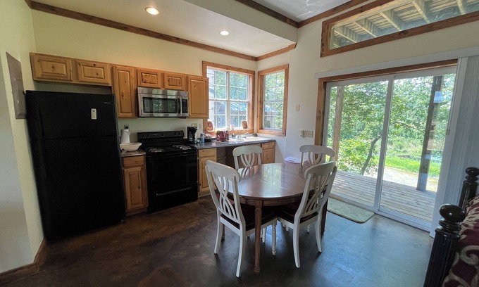 Tahlequah Apartment | Cozy studio in serene Tahlequah with AC