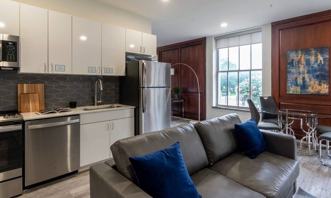 Downtown Jackson Apartment | Cozy studio near Belhaven University; fast wifi, sparkling clean | Barsala