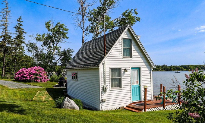 Surry Apartment | Cozy Studio with Lofted Sleeping Space and Great Water View