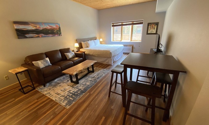 Mountain House Condo | Cozy Studio with quick walk to winter activities.
