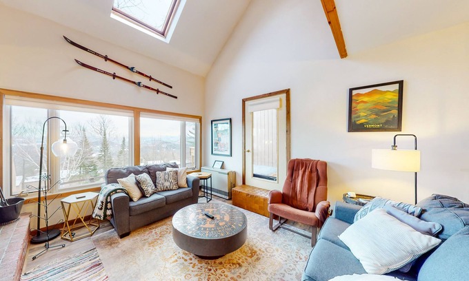 Warren Condo | Cozy Sugarbush condo w/beautiful mountain views - close to skiing