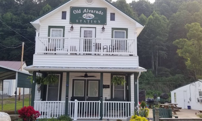 Abingdon Apartment | Cozy Suite Directly ON the Virginia Creeper Trail