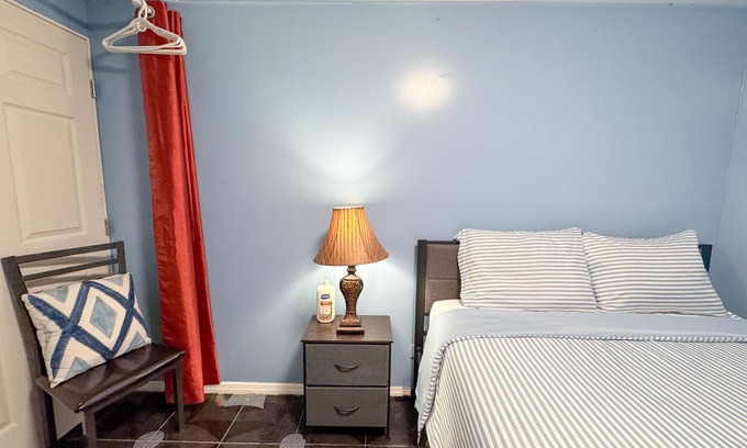 Queens Apartment | Cozy SUITE With Private Bathroom And Entrance Steps From Beach