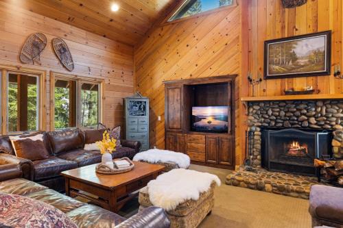 Kingswood Estates House | Cozy Tahoe Cabin 10 Minutes to Northstar Sleeps 10