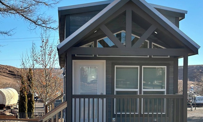 Page Cabin | Cozy Tiny Home King Room #25A