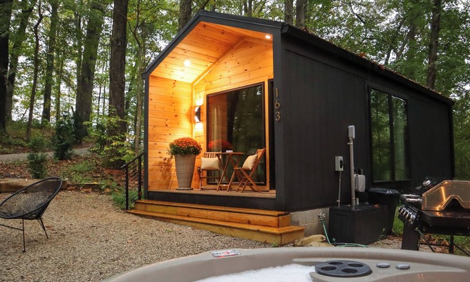 Sparta House | Cozy Tiny House Retreat Hot Tub & Fire Pit