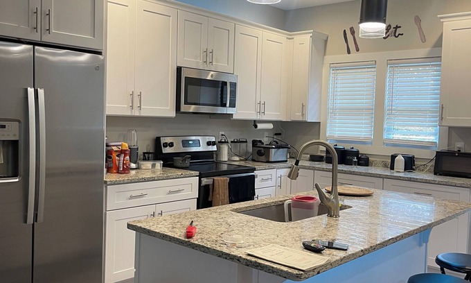 Naruna House | Cozy two bed room Townhome right down the street from Liberty University.