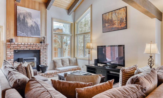 Mammoth Lakes Condo | Cozy, updated condo w/shared sauna, pool & hot tub - close to Eagle Lodge