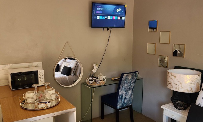 Muckleneuk House | Cozy Urban Oasis in Hatfield with 24/7 Security & Modern Comfort and privacy.