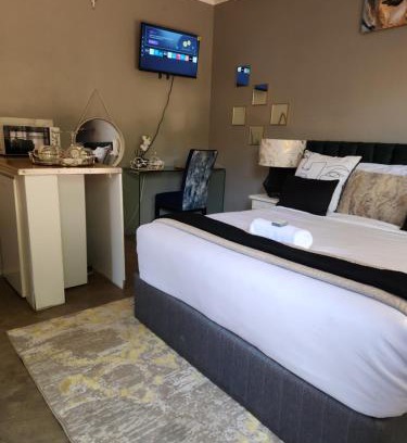 Baileys Muckleneuk House | Cozy Urban Oasis in Hatfield