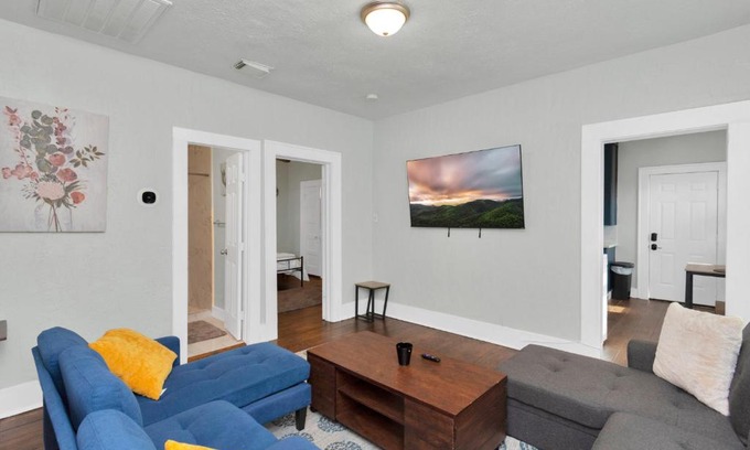 Dickinson House | Cozy Vacation Home with Free Parking & Laptop Desk by Kemah, NASA, Galveston Bay