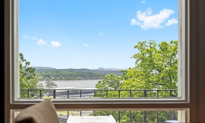 Indian Point Condo | Cozy Waterfront w/Marina + Pet-Friendly