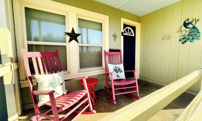 Over Place Area House | Cozy West TX Hideaway (3 TVs | pet friendly)