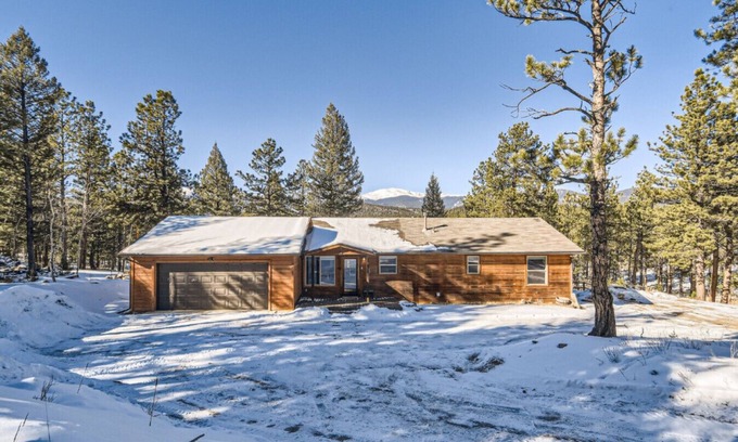 Bailey House | Cozy Wolfcamp Chalet with Hot Tub, Views & Fast Wi-Fi