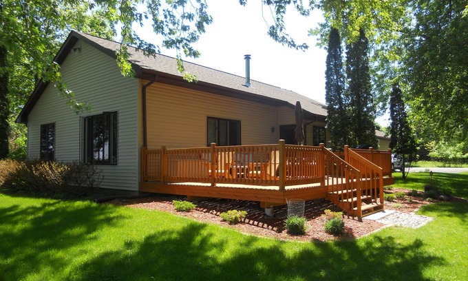 Oshkosh House | Cozy year round Lake Front Vacation Home